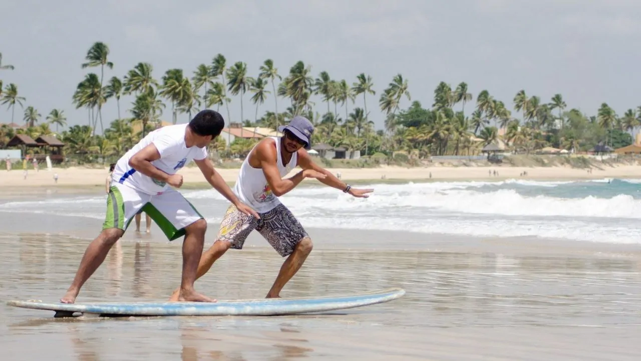 Escuela de surf en la Playa de Maracaípe