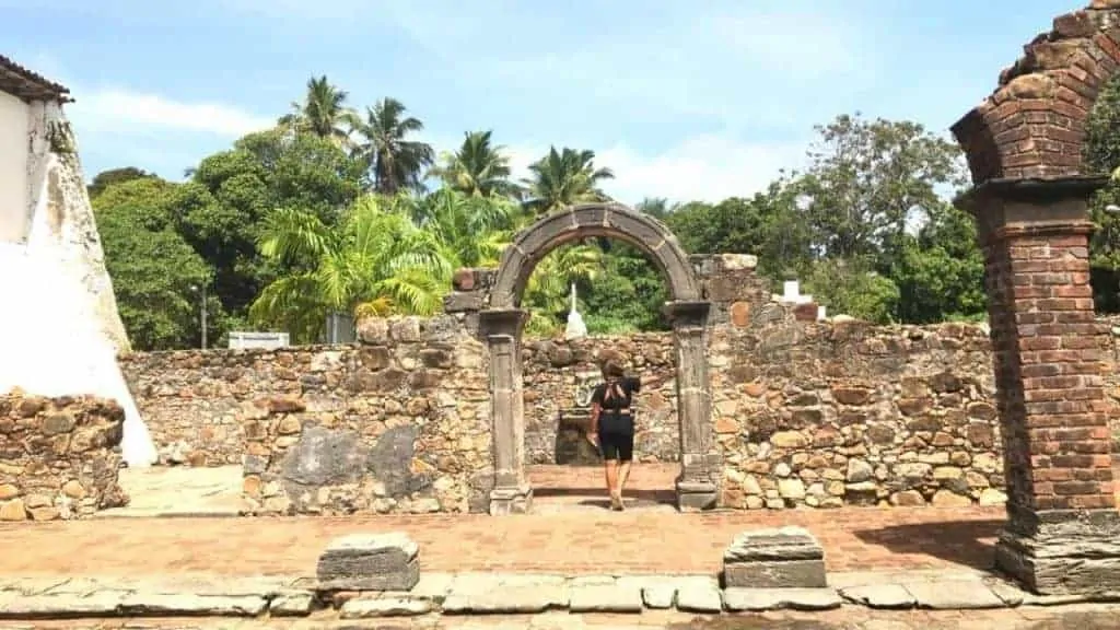 Praia de Calhetas: ruinas do Convento Carmelita
