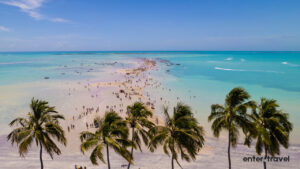 Vista aérea do Caminho de Moisés com piscinas naturais em Maragogi