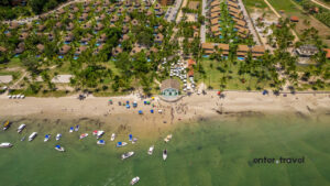 Vista aérea da Praia dos Carneiros com guarda-sóis